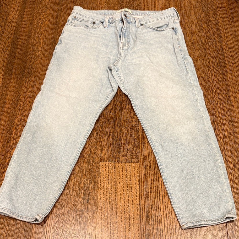 Madewell Men's Relaxed Taper Jeans in Light Wash